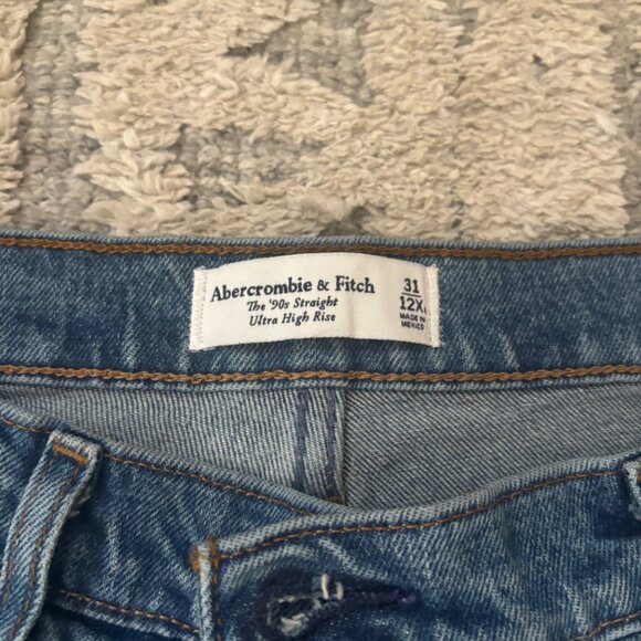 Abercrombie & Fitch Ultra High Rise 90s Straight Jean in Medium, Size 31XLong - Picture 4 of 8